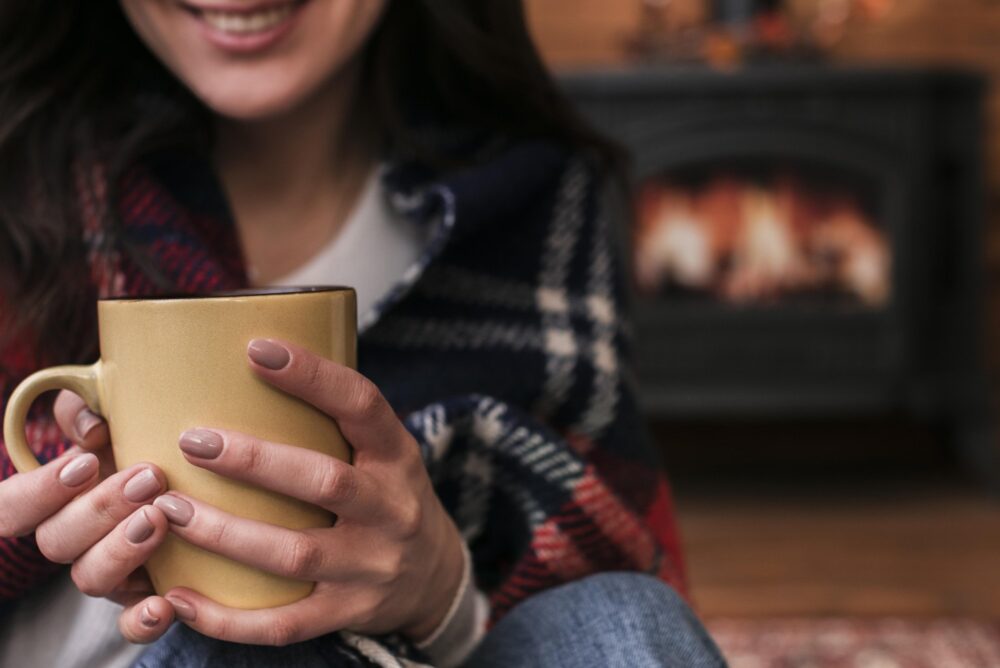 de-smileyvrouw-die-van-de-close-up-hete-drank-houdt