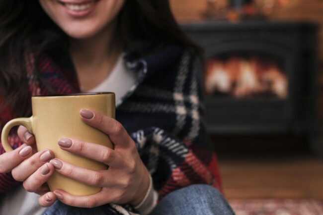 de-smileyvrouw-die-van-de-close-up-hete-drank-houdt